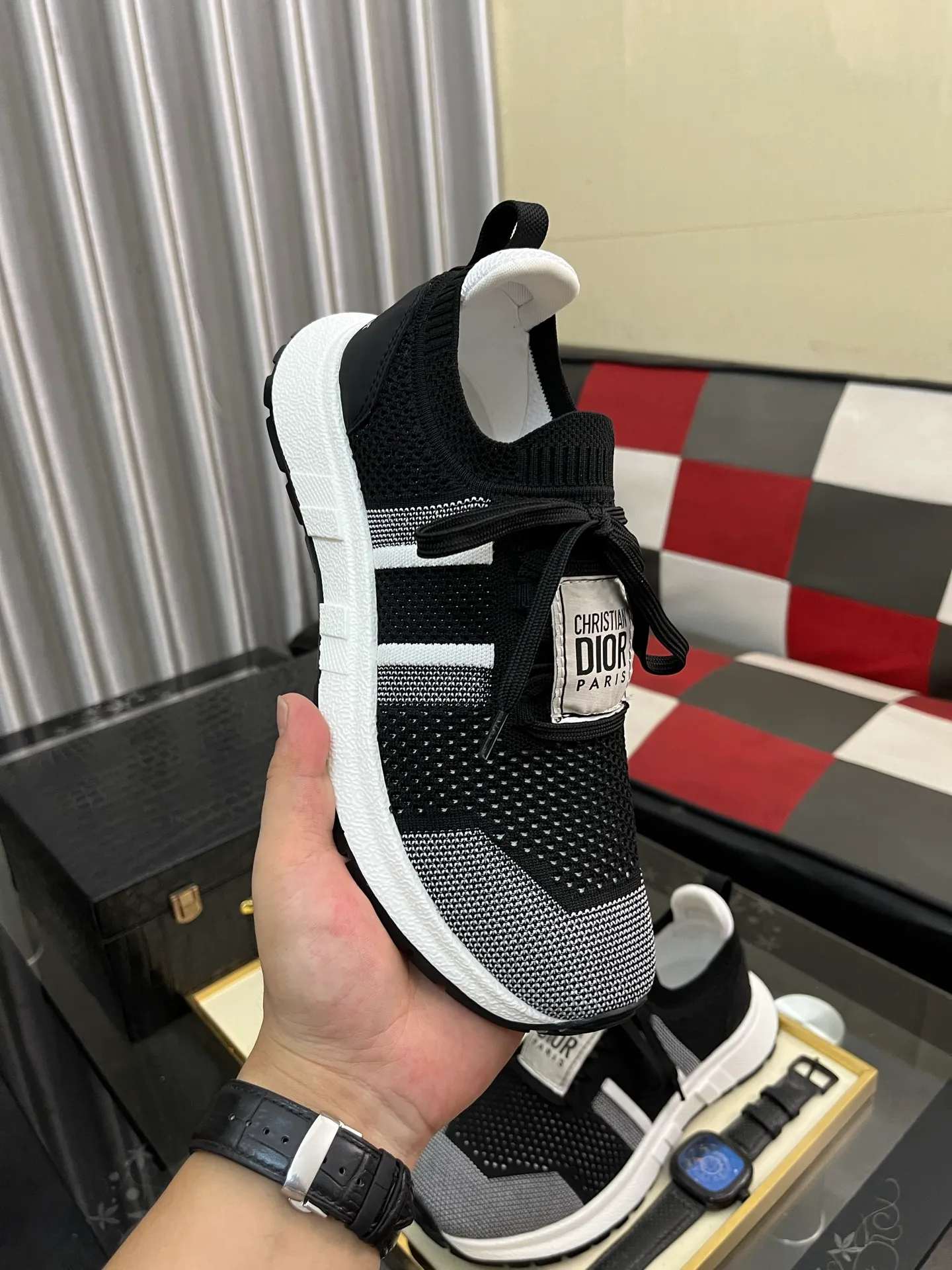 Men's men's shoes 💰400⌚️⌚️Dior unique modern style sneakers. 🏃Casual LeFou original leather😍😍 Yangli (refuses to discolor and rub feet) soles: Original soles specially provided by the original factory, super cool😍 Lace-up to bring wind when walking👍Style design ⚠️Super comfortable and wear-resistant original soles. Code number: 38-443️⃣Colors available